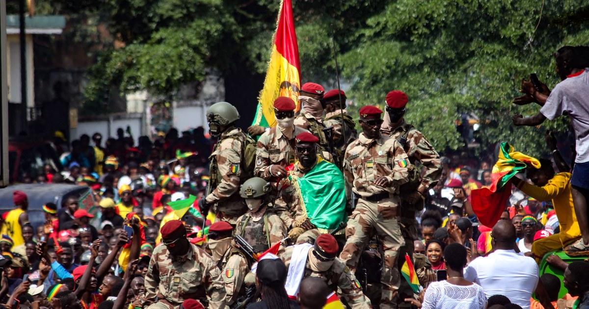 Mamadi Doumbouya en public à Conakry, le chef de l'État dont la HAC protège la dignité en interdisant France 24