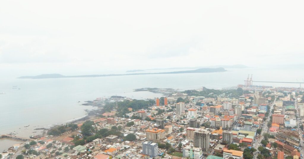 Vue aérienne de Conakry, Guinée, cinq ans après le coup d'État de 2021