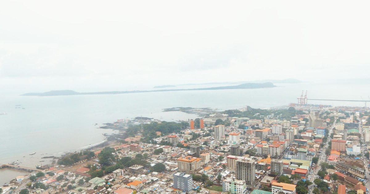 Vue aérienne de Conakry, Guinée, cinq ans après le coup d'État de 2021