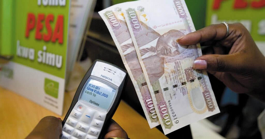 Un téléphone à touches utilisé pour un paiement mobile, l'internet mobile restant hors de portée faute de smartphone