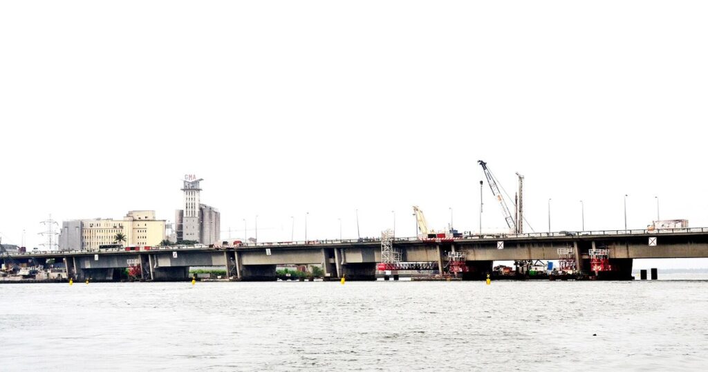 Le pont Félix-Houphouët-Boigny sur la lagune Ébrié, que longe le viaduc du métro d'Abidjan