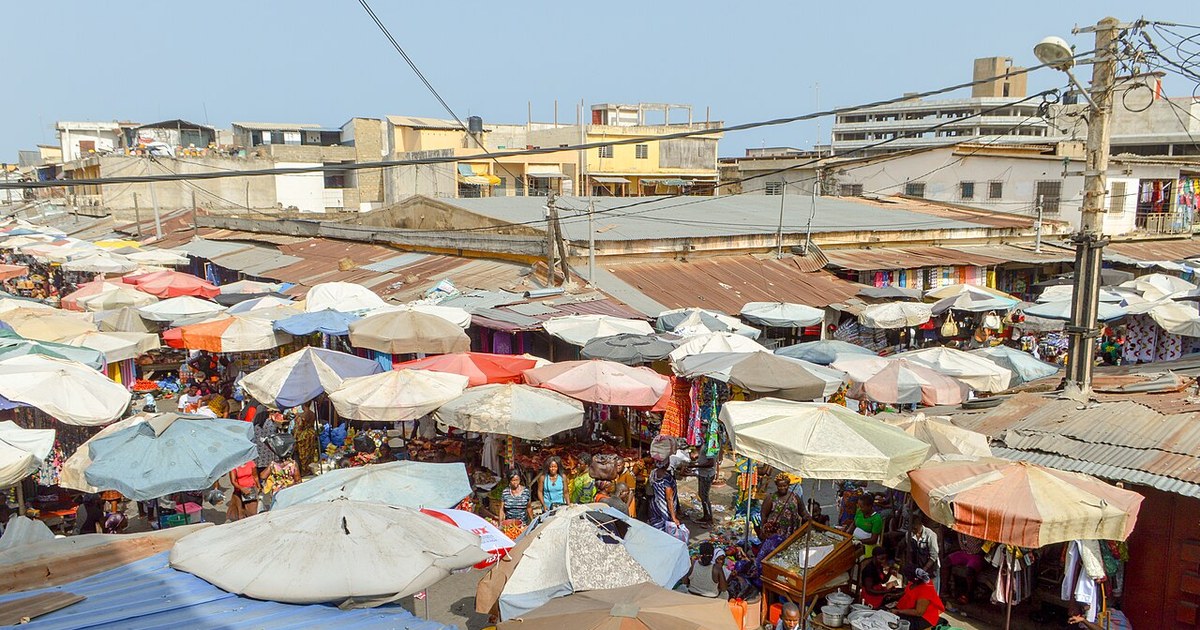 Grand marché de Lomé, au Togo, où Coris Bank lance l'épargne PEPS