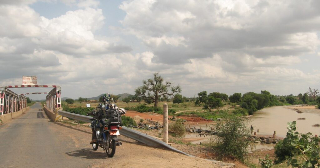 Pont sur la route entre Moutourwa et Maroua, dans l'Extrême-Nord du Cameroun, région de la route Maroua-Bogo-Pouss