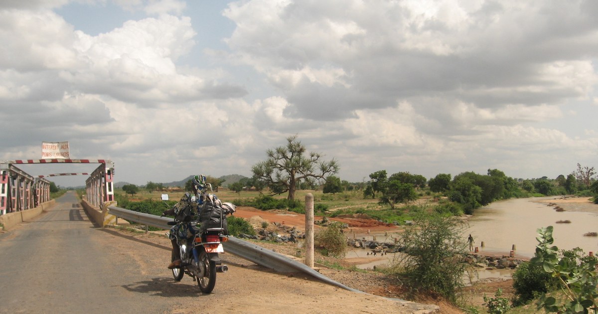 Pont sur la route entre Moutourwa et Maroua, dans l'Extrême-Nord du Cameroun, région de la route Maroua-Bogo-Pouss