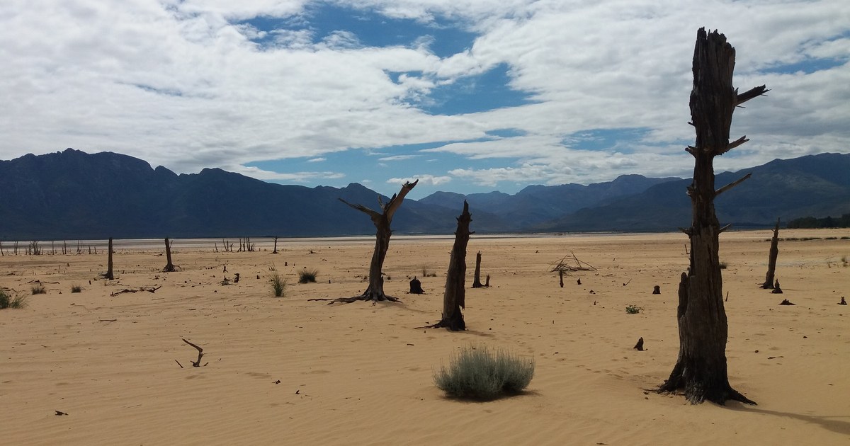 Barrage de Theewaterskloof presque vide en 2018 près du Cap, ville où un projet de data centers est contesté pour l'eau
