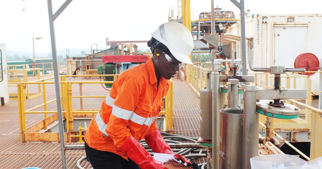 Contrôle de teneur dans l'usine de traitement d'une mine d'or ivoirienne, filière que rejoint la mine de Koné