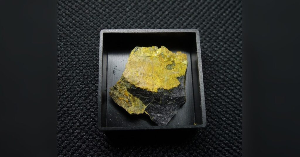 Échantillon de minerai d'uranium de Shinkolobwe (RDC), illustration de la convention Madaouela sur l'uranium du Niger