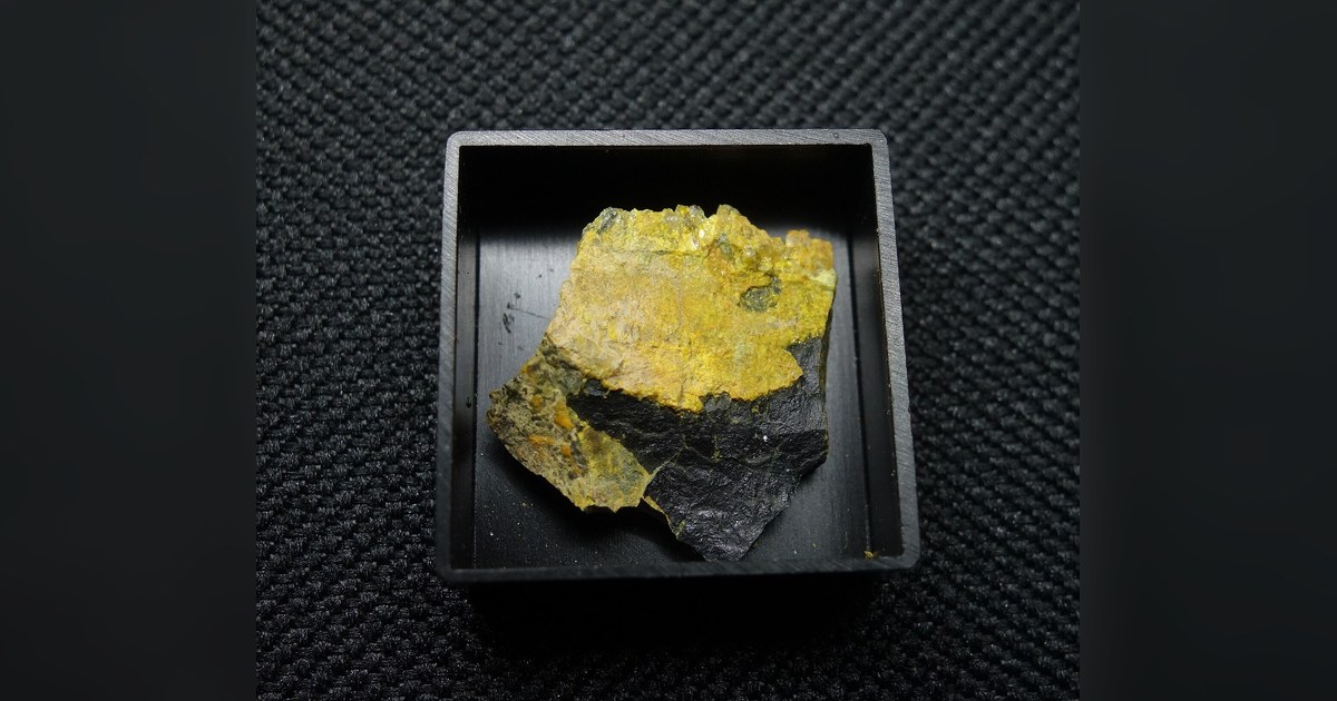 Échantillon de minerai d'uranium de Shinkolobwe (RDC), illustration de la convention Madaouela sur l'uranium du Niger