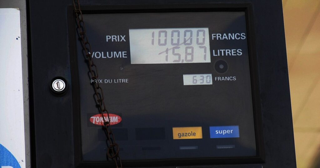 Pompe d'une station-service à Douala, où l'assurance automobile au Cameroun doit être vendue sur tablette