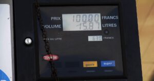Pompe d'une station-service à Douala, où l'assurance automobile au Cameroun doit être vendue sur tablette