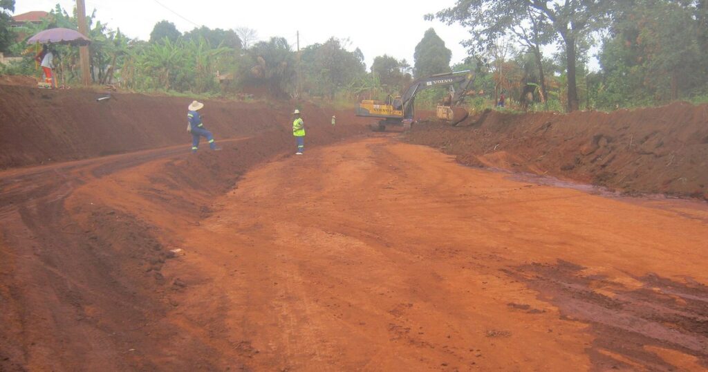 Chantier de bitumage d'une route au Cameroun, type de travaux conduits sur les routes du Grand Nord