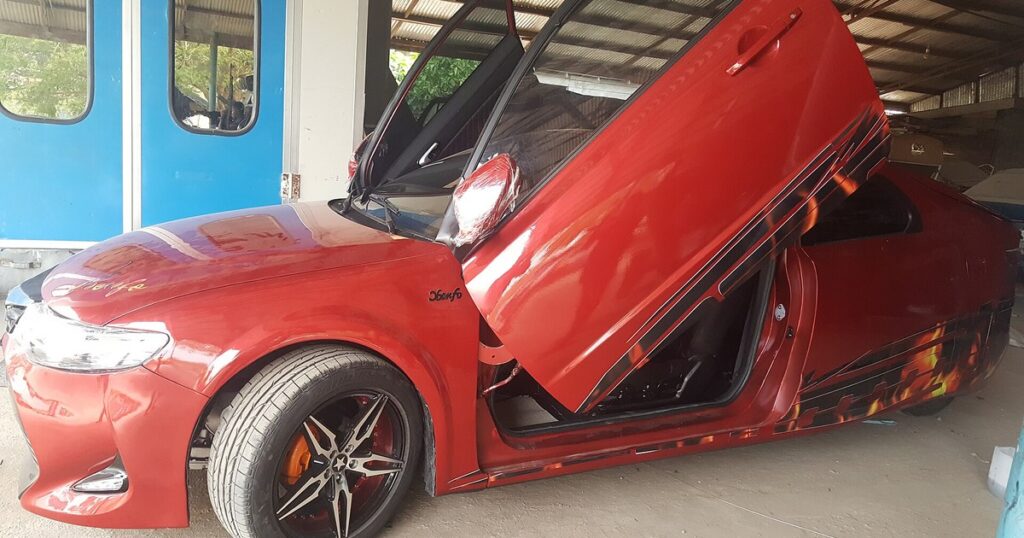 Voiture Kantanka Obenfo fabriquée au Ghana, dans un atelier : la voiture électrique africaine devra atteindre 40 % de valeur africaine