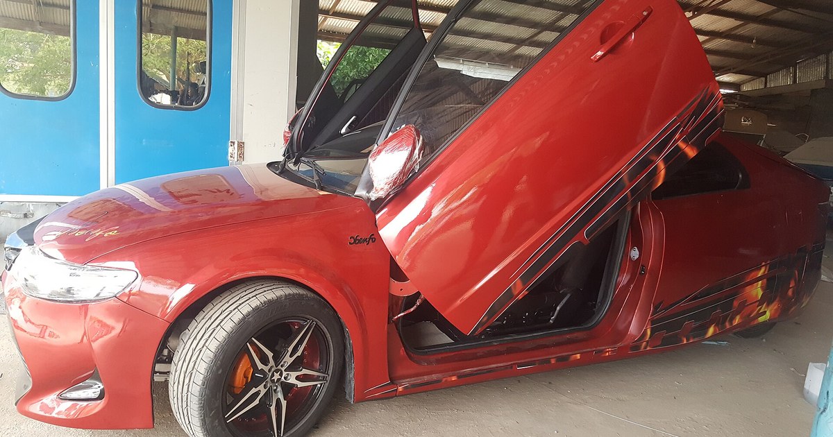 Voiture Kantanka Obenfo fabriquée au Ghana, dans un atelier : la voiture électrique africaine devra atteindre 40 % de valeur africaine