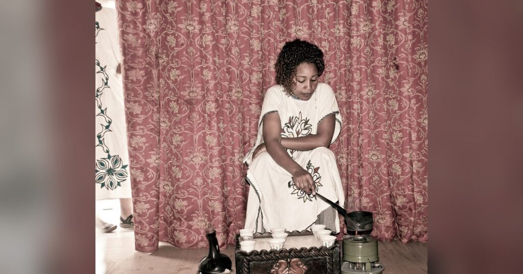 Cérémonie du café à Addis-Abeba, où le café africain est torréfié et bu sur place