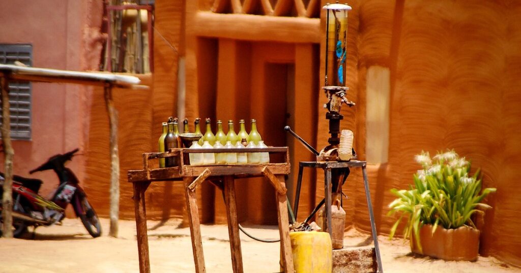 Vente de carburant au bord de la route près de Ségou, au Mali, où la BOAD finance l'importation de 20 millions de litres