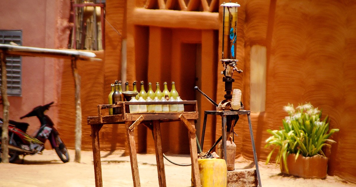 Vente de carburant au bord de la route près de Ségou, au Mali, où la BOAD finance l'importation de 20 millions de litres