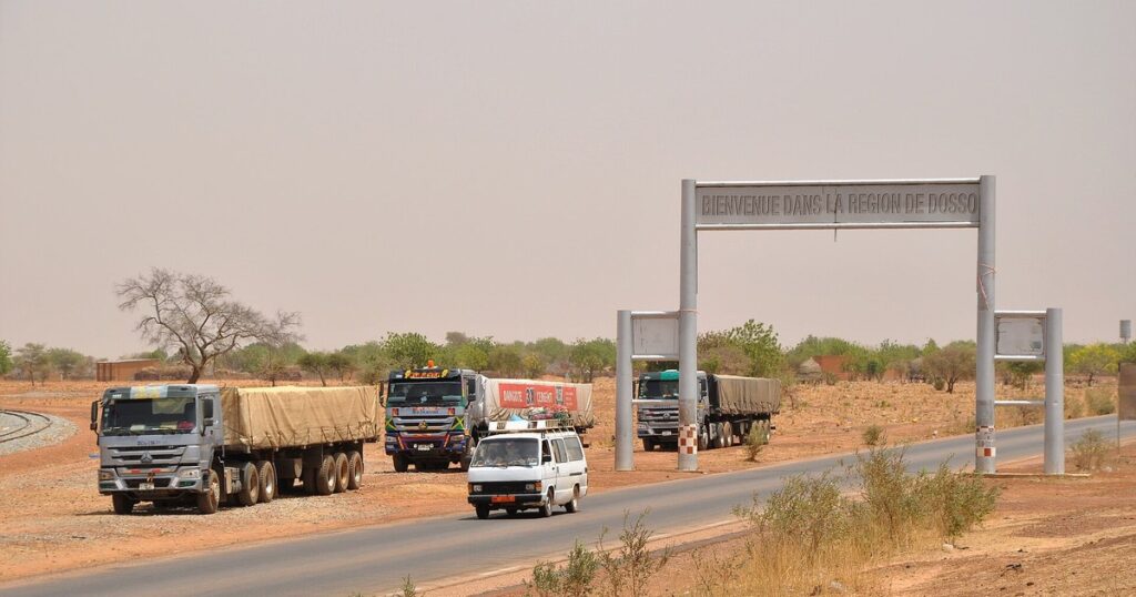 Camions sur la route nationale 1 au Niger, à l'entrée de la région de Dosso : le pétrole du Niger circule mal vers le Mali et le Burkina