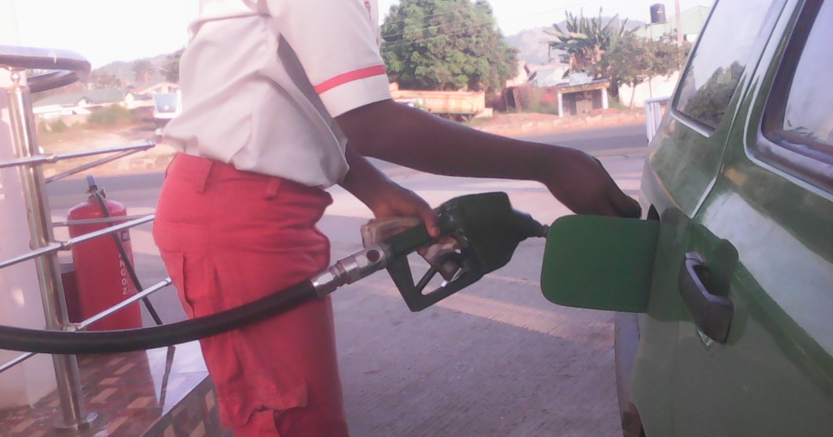 Pompiste servant de l'essence à une voiture, illustration du prix de l'essence au Nigeria