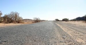 Route transsaharienne entre In Salah et Tamanrasset, seul débouché possible pour l'uranium de Dasa