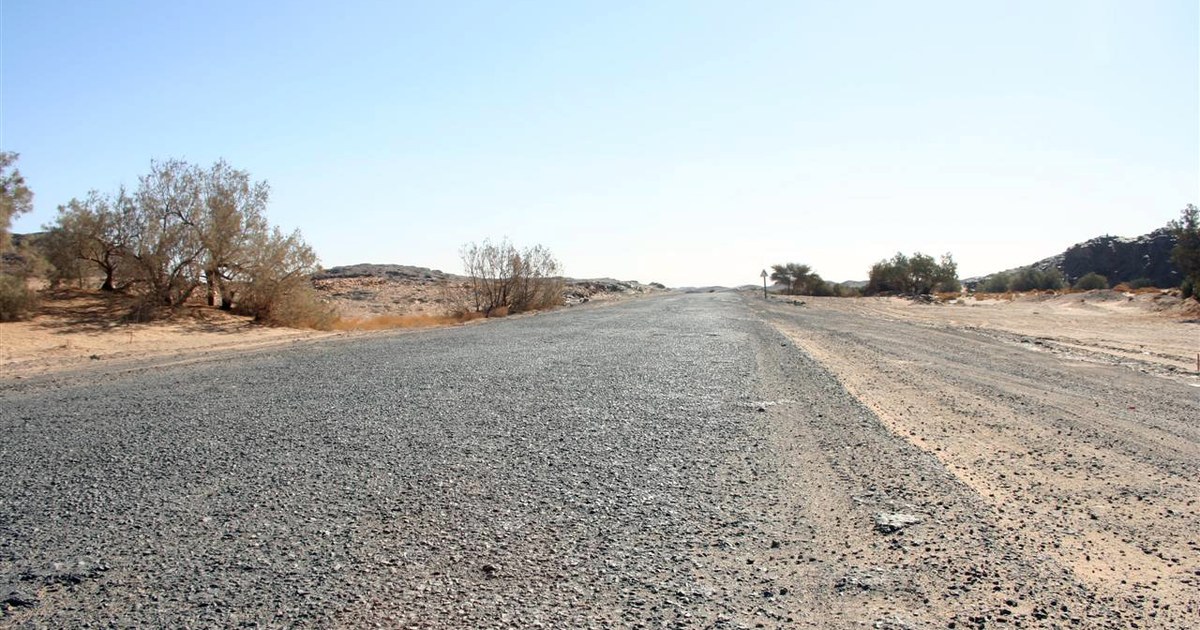Route transsaharienne entre In Salah et Tamanrasset, seul débouché possible pour l'uranium de Dasa