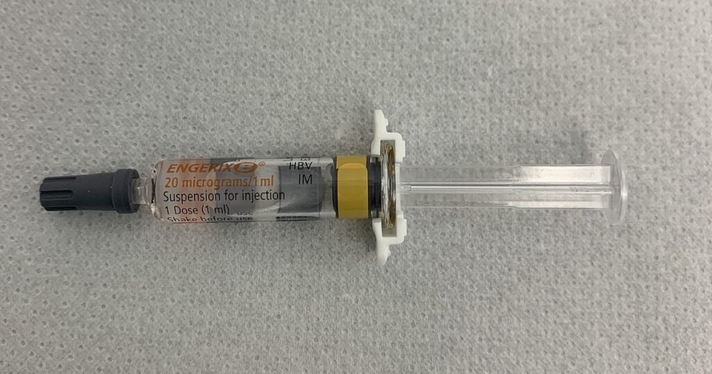 Seringue de vaccin contre l'hépatite B, illustration de la dose de naissance introduite au Cameroun