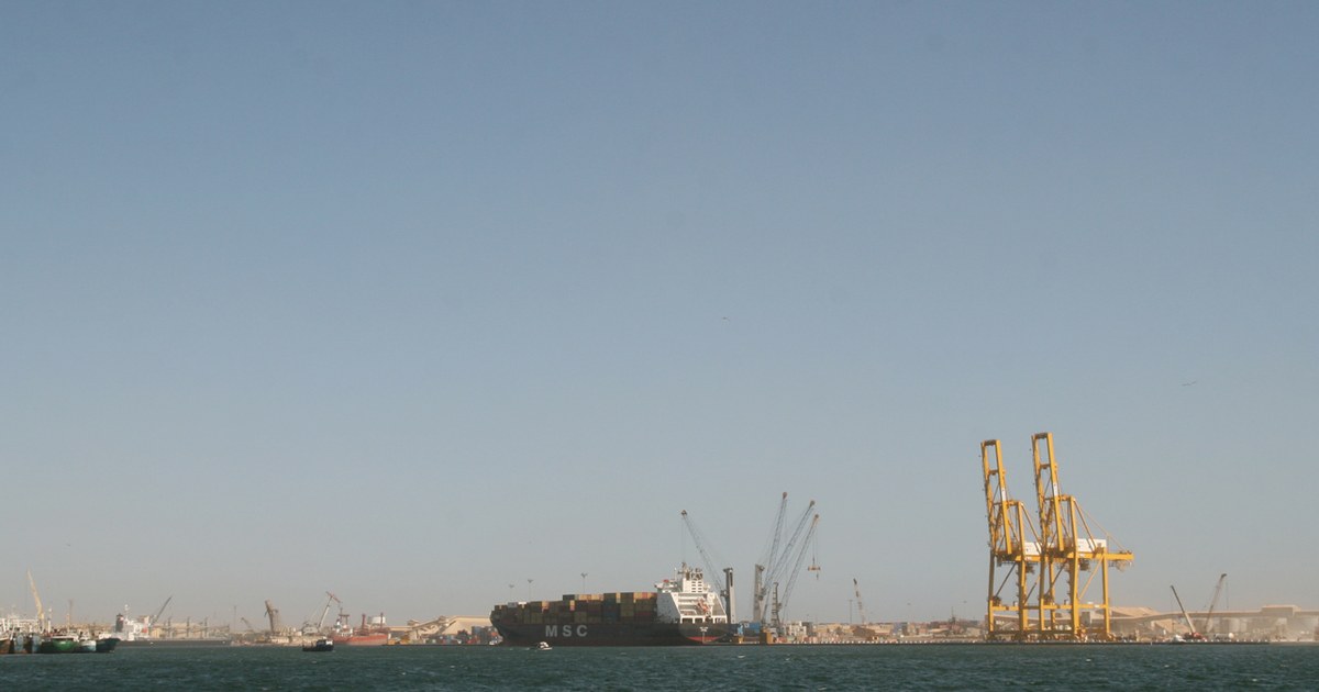 Grues et porte-conteneurs au port de Dakar, où le dialogue social au Sénégal conditionne l'investissement