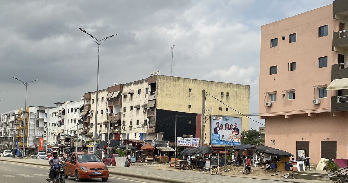 Immeubles du boulevard Latrille à Angré, Abidjan, parc bâti du BTP ivoirien