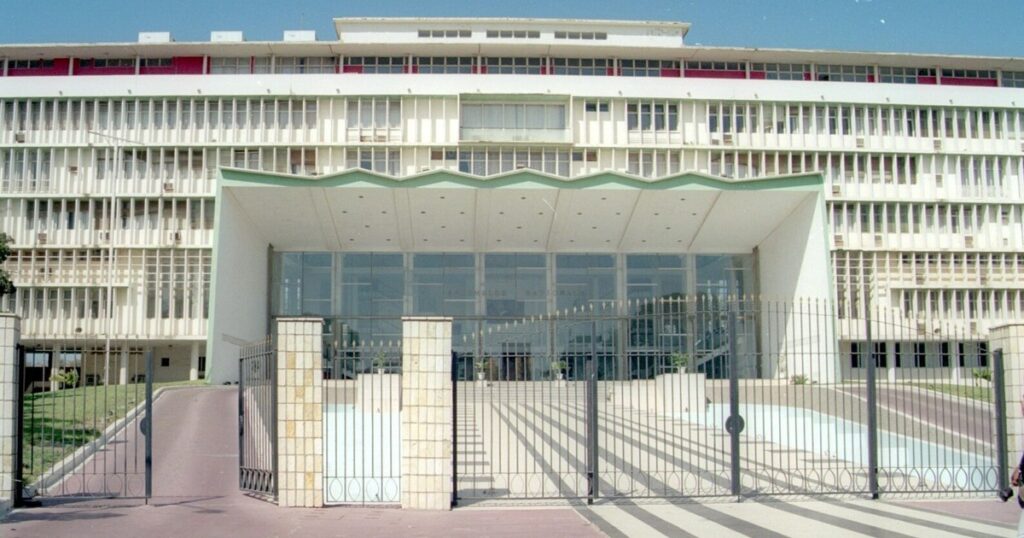 Façade de l'Assemblée nationale à Dakar, ville où est né le droit au développement