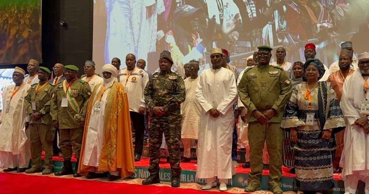 Le général Abdourahamane Tiani entouré d'officiers et de civils, dont le gouvernement du Niger vient d'être remanié