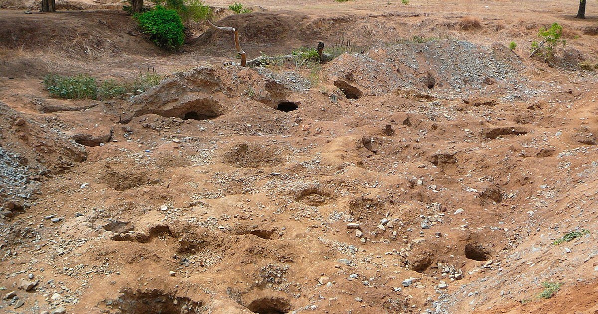 Or Ghana : site d'orpaillage artisanal criblé de puits, district de Talensi