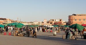 La place Jemaa el-Fna à Marrakech, vitrine du tourisme au Maroc