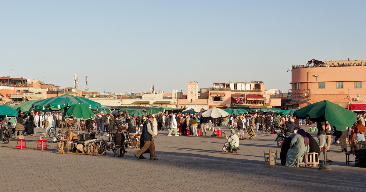 La place Jemaa el-Fna à Marrakech, vitrine du tourisme au Maroc