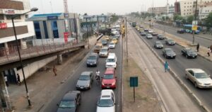 Circulation dense sur une artère de Lagos au Nigeria, marché quitté par Uber