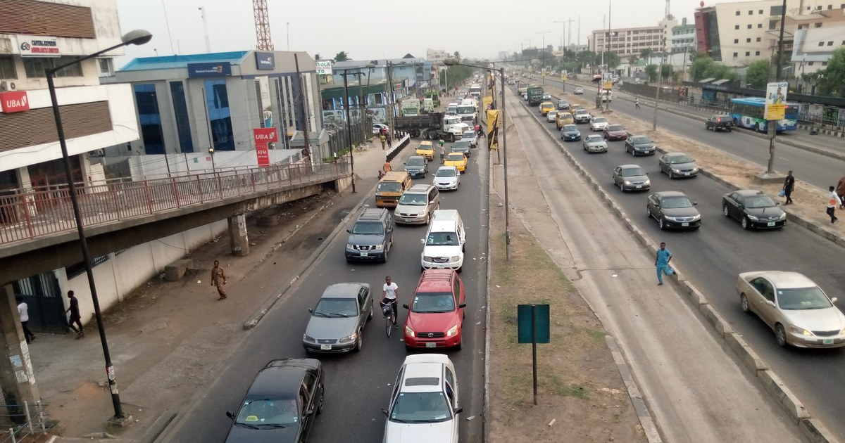Circulation dense sur une artère de Lagos au Nigeria, marché quitté par Uber