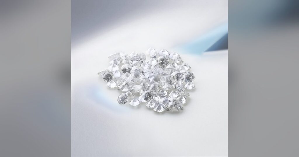 Diamants de laboratoire polis et incolores, prêts pour la joaillerie