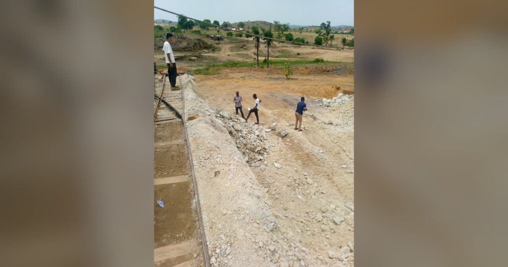 Mine de lithium près d'Abuja, matière première que le Nigeria veut transformer à 30 % de valeur ajoutée locale