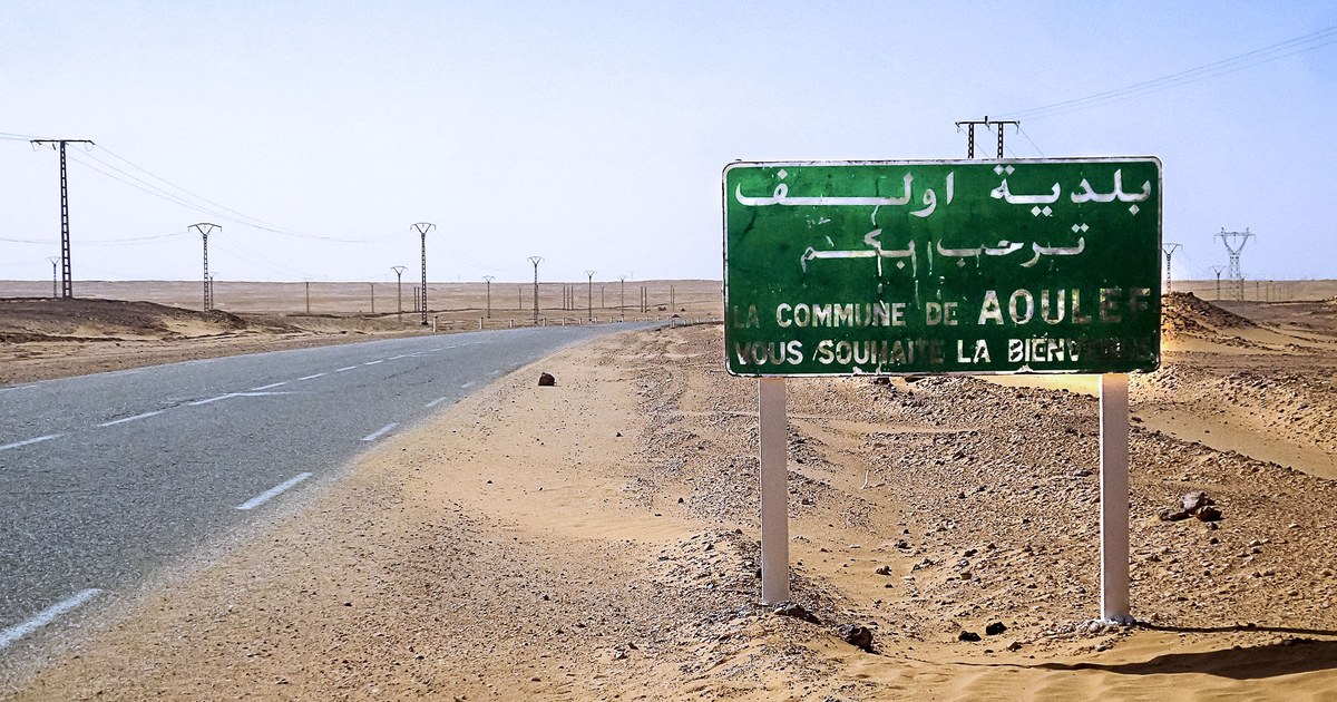 Panneau d'entrée de la commune d'Aoulef, dans la wilaya d'Adrar, où ont été lancés les travaux du tronçon algérien du gazoduc transsaharien
