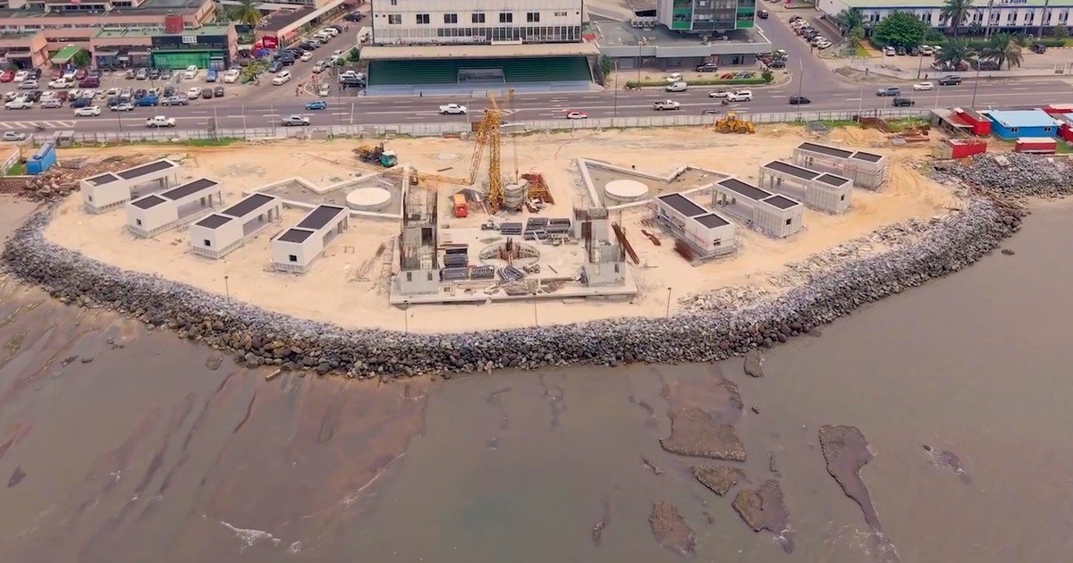 Vue aérienne du front de mer de Libreville et du centre-ville, capitale emprunteuse de l'eurobond du Gabon à échéance 2034