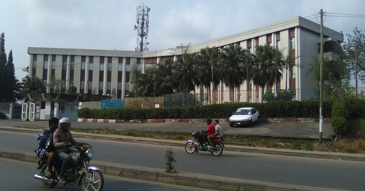 Immeuble Camtel de Bépanda à Douala surmonté d'un pylône télécoms, infrastructure du type de celles qu'exploite IHS Cameroun