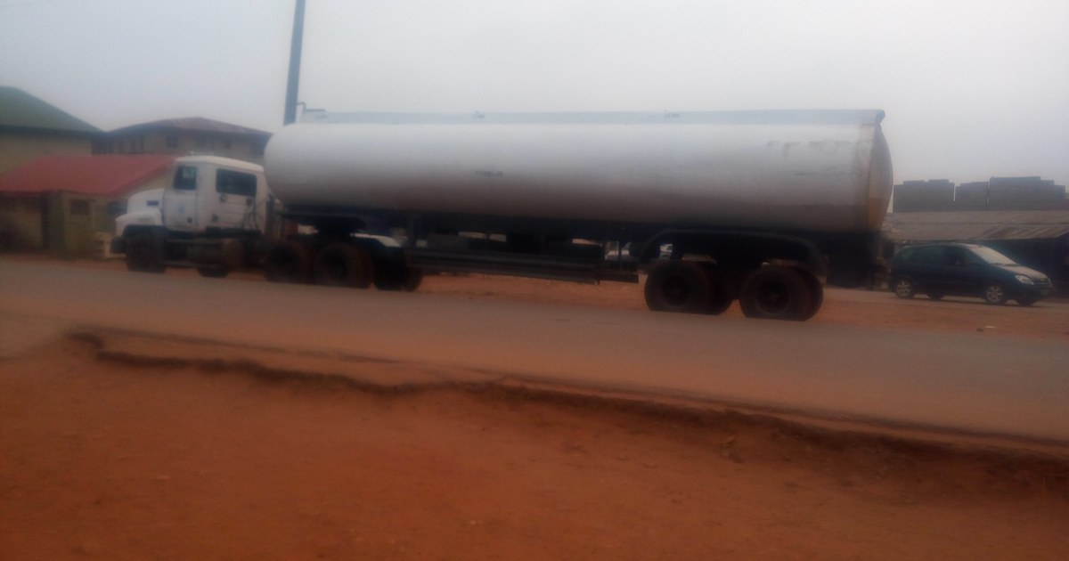 Camion-citerne de carburant sur une route d'Ibadan, au Nigeria : la logistique pétrolière au cœur du parallèle Dangote Rockefeller