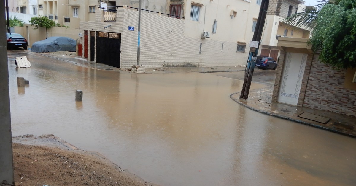 Rue inondée à Hann Maristes, Dakar, pendant l'hivernage : les inondations au Sénégal visées par le programme de 921 milliards FCFA