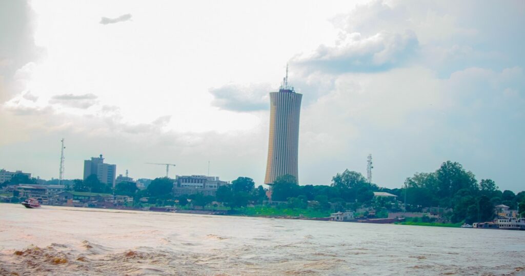 Tour Nabemba et centre de Brazzaville, ville siège de la BDEAC, émettrice de son premier emprunt obligataire BDEAC international