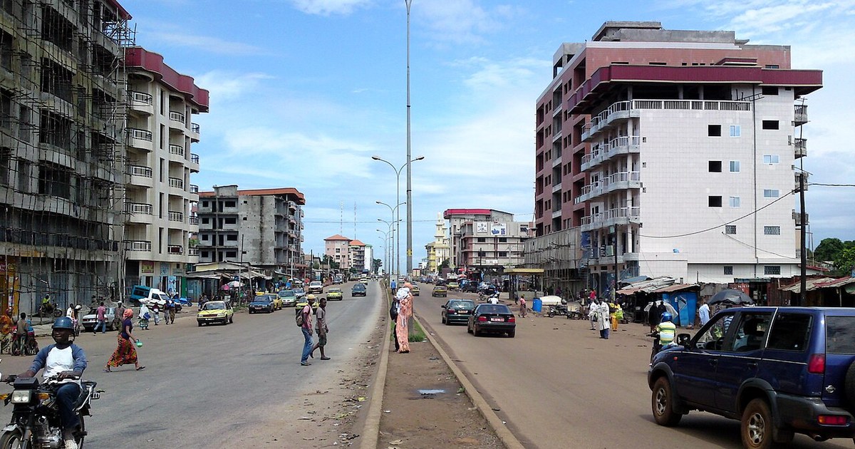 Rue de Conakry, capitale guinéenne où le gaz domestique manque dans les boutiques