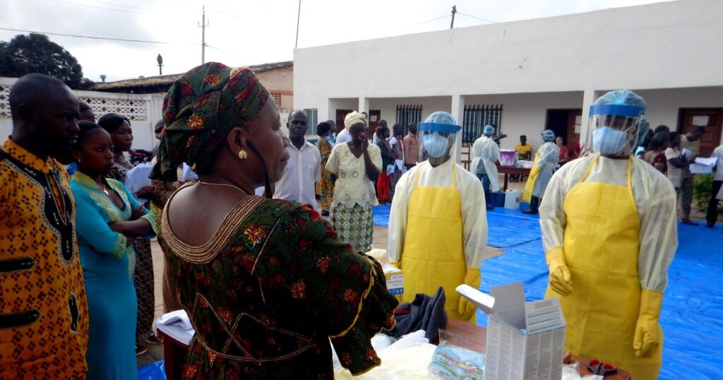 Formation de soignants à l'équipement de protection contre Ebola, photo d'illustration pour la riposte Ebola Kenya où 4 agents hospitaliers sont contaminés