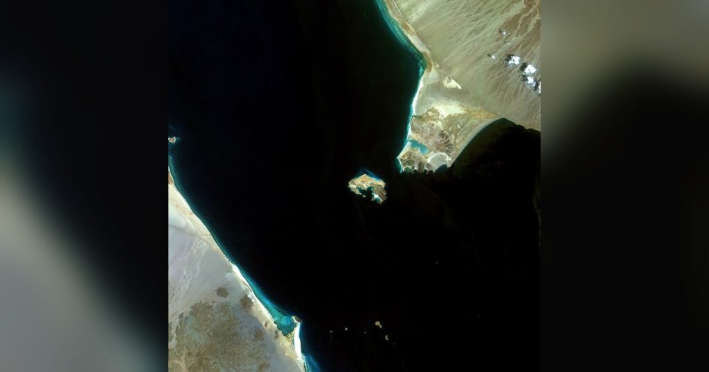 Le détroit de Bab-el-Mandeb vu par satellite, porte sud de la mer Rouge entre l'Afrique et la péninsule arabique