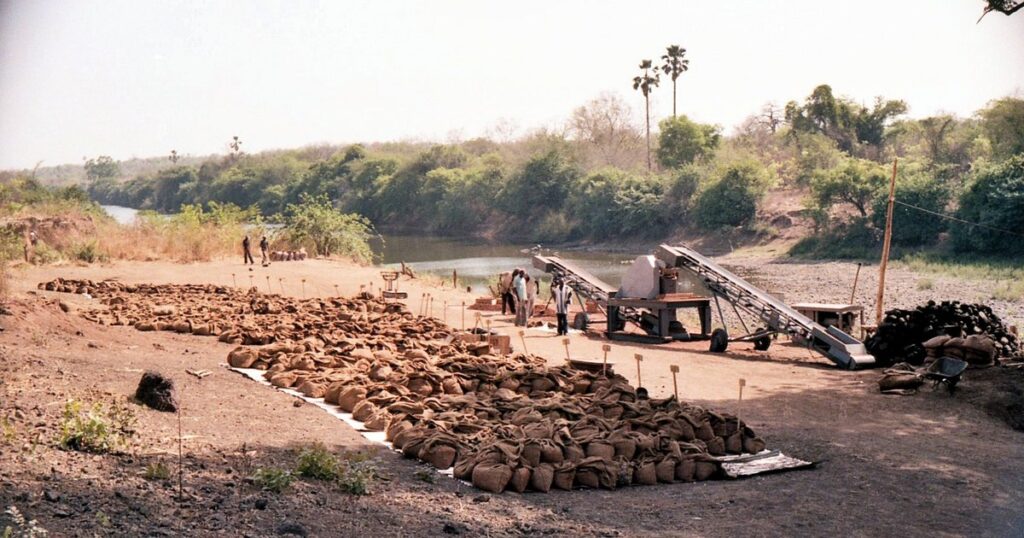 Échantillonnage de minerai de fer en sacs au bord de la Falémé, au Sénégal, pour illustrer le volet minier du programme d'économie organique