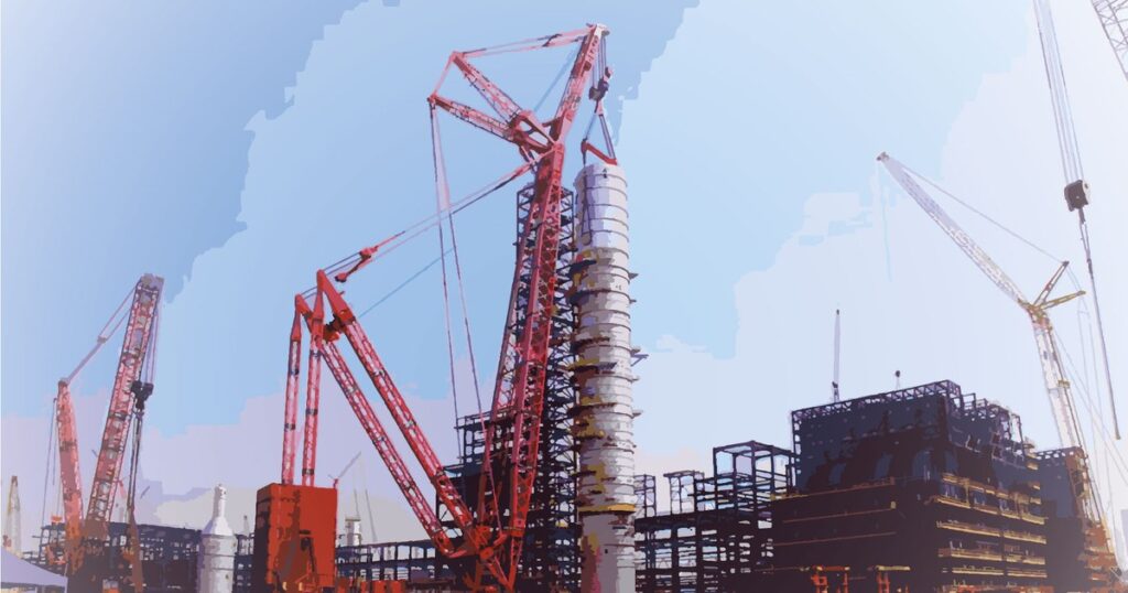 Levage de la colonne de distillation sur le chantier de la raffinerie Dangote à Lekki, près de Lagos, entourée de grues