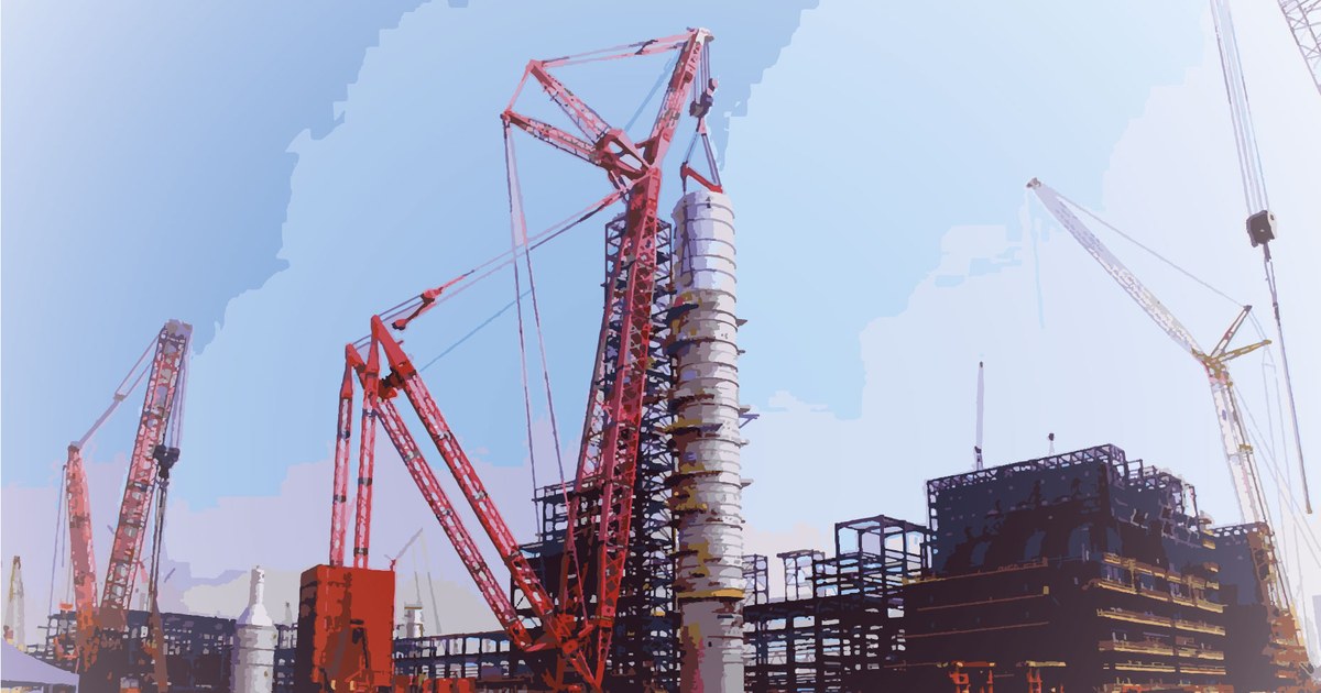 Levage de la colonne de distillation sur le chantier de la raffinerie Dangote à Lekki, près de Lagos, entourée de grues