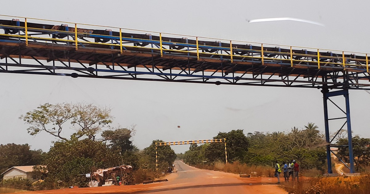 Convoyeur de bauxite à Boffa, en Guinée, rente minière que la Banque mondiale veut transformer en emplois