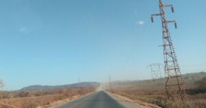 Lignes à haute tension entre Likasi et Kambove, dans la Copperbelt que doit desservir l'interconnecteur RDC–Zambie